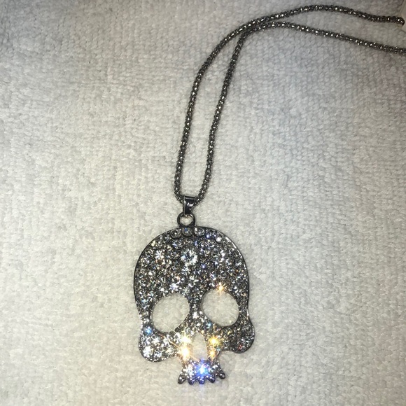 Rhinestone Skull Necklace w Silver Chain - Picture 5 of 5